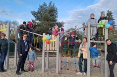 Die neue Spielkombination wurde nach der Freigabe durch Bürgermeister Andreas Pfeiffer  (2.v.l.) von den Kindern gestürmt.