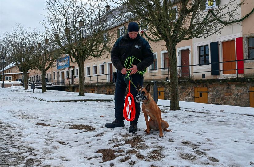 Hündin Happy mit Polizeikommissar Tom Frotscher, kurz bevor es an die Fährte geht.