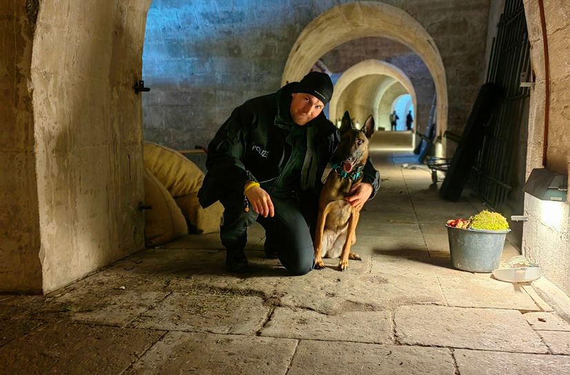 Hundeführer Stefan Roske mit seiner Malinois-Hündin Aggy.