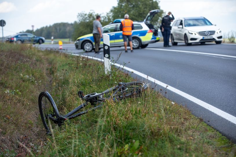 Die B 98 war wegen des Unfalls für mehrere Stunden voll gesperrt gewesen.