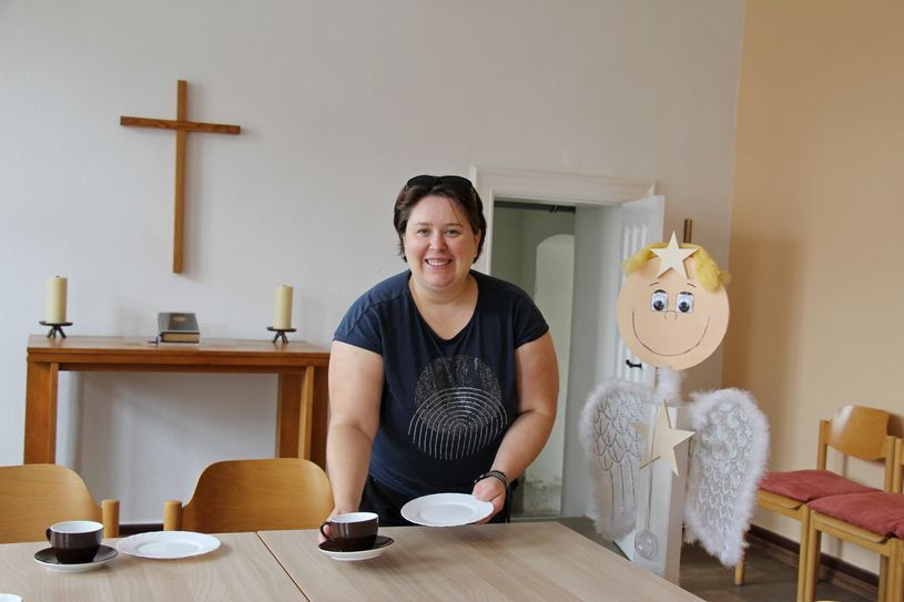 Katrin Klein und weitere Mitglieder des Gemeindekirchenrates bereiten alles für die zwanzig Besucher vor. Der Posaunenchor wird in diesem Zimmer im Pfarrhaus übernachten.