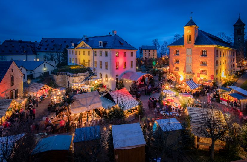 Der »Historisch-romantische Weihnachtsmarkt« der Festung Königstein findet auf dem Tafelberg in etwa 250 Metern Höhe statt.