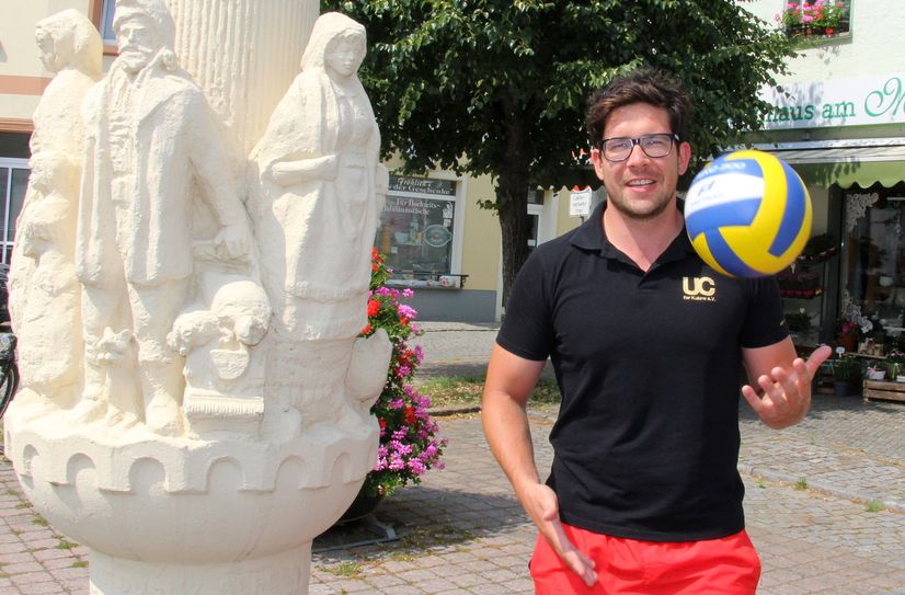 Mathias Kliemank gehört mit zu den Organisatoren des Volleyballturniers. Wir trafen den 27-Jährigen an der Krabat-Stele auf dem Wittichenauer Markt. Auch ein Symbol für die zweisprachige Lausitz.