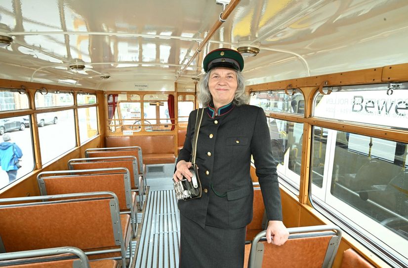Kathrin Brückner ist seit Jahren Schaffnerin im historischen Gewand im Straßenbahnmuseum.