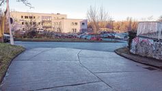 Die Zufahrt zur Elblandpoliklinik am Elbufer in Riesa ist und bleibt der größte Kritikpunkt