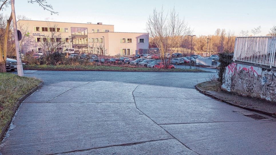 Die Zufahrt zur Elblandpoliklinik am Elbufer in Riesa ist und bleibt der größte Kritikpunkt