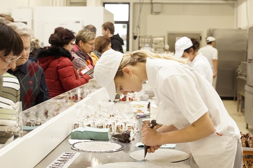 Beim Tag der offenen Tür der Bäckerei Bubner kann man natürlich auch bei der Herstellung von Backwaren und Feingebäck über die Schulter schauen. Foto: pm