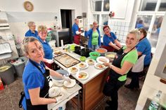 In der Küche bereiten die Frauen vom Karnevalsverein die Speisen zu. 200 Schnitzel brutzeln in der Pfanne. Dazu gibt es 25 Kilo selbst gemachten Kartoffelsalat.