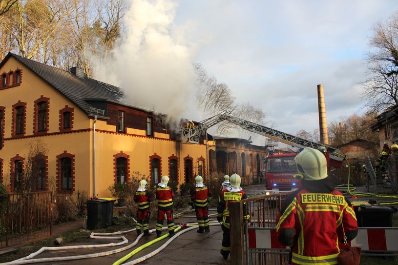 Bei der Brandbekämpfung der ehemaligen Feilenfabrik in Radeberg kamen über 120 Kameraden der Feuerwehr zum Einsatz.