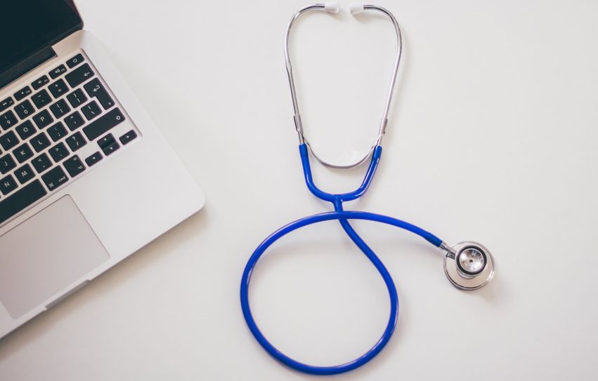 In Niedercunnersdorf sichert ein Modellprojekt die Versorgung der Patienten im ländlichen Raum. Der Arzt kommt per Videoschalte im Bedarfsfall dazu.