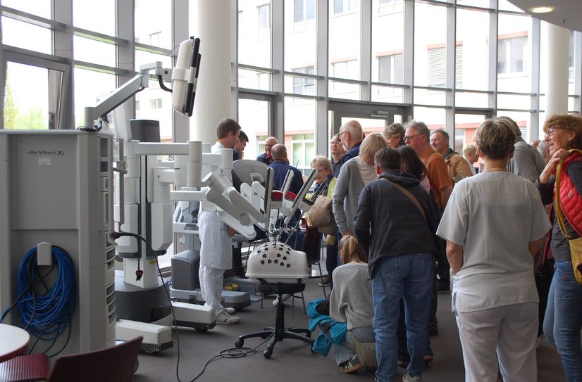 Viele Besucher möchten den DaVinci zum Tag der offenen Tür im Klinikum Pirna selbst bedienen.