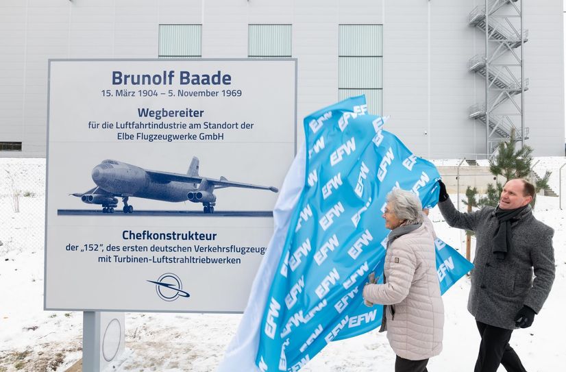 Dr. Angelica Sauer, Tochter von Brunolf Baade, und EFW-Geschäftsführer Kai Mielenz bei der Einweihung der Brunolf Baade Gedenktafel.