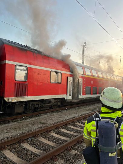 Auf dem Cottbuser Bahnhofsgelände hat es in einem Waggon gebrannt.