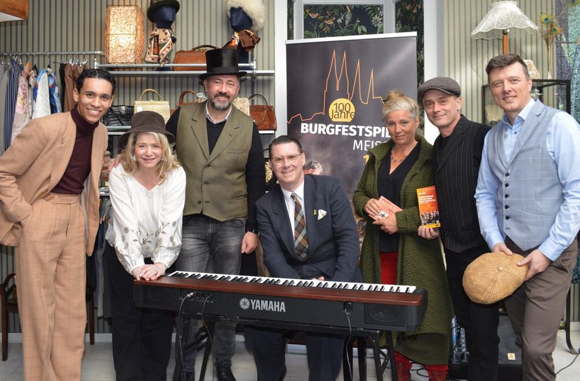 Die gelungene Einstimmung auf 100 Jahre Burgfestspiele: Bandmitglied David Hermlin, die Geschäftsführerin der Elbland-Philharmonie, Carola Gotthardt, Stadtmarketing-Chef Christian Friedel, Bandleader Andrej Hermlin, die Geschäftsführerin des Meißner Theaters Ann-Christin Böhme, Burgfestspiel-Projektkoordinator Holger May sowie Markus Renner von der Stadtverwaltung (v.l.n.r.).