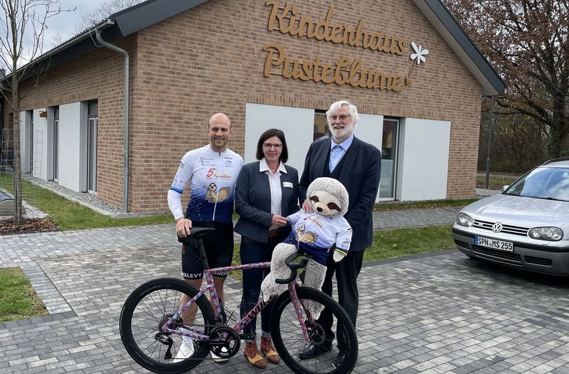 Gemeinsam für das Kinderhaus »Pusteblume«: Radsportler Maximilian Levy, Kinderhausleiterin Daniela Konzack und Martin Hamburger aus dem Vorstand der Bethe-Stiftung.