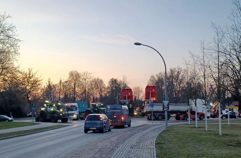 In Lübben wurde der Kreisverkehr am Warmbad blockiert.