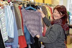 Beate Pfarr ist von Anfang an beim Projekt »Herzensache« dabei. Der Umsonstladen basiert auf ehrenamtlichem Engagement  und vielen fleißigen Spendern. Foto: cj