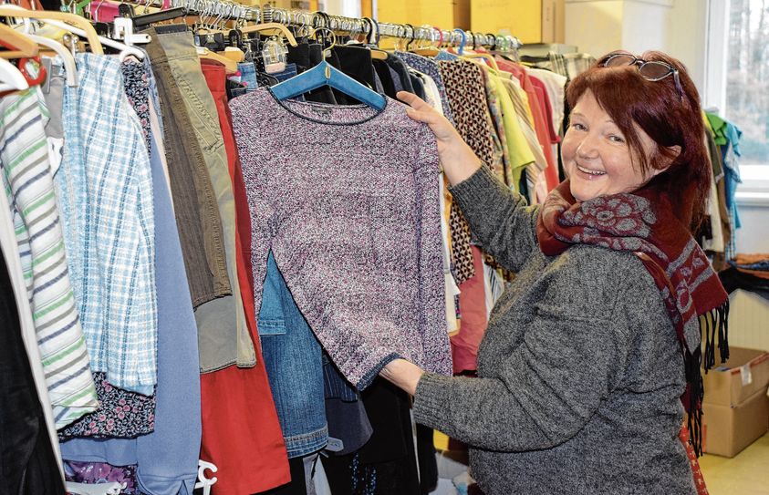 Beate Pfarr ist von Anfang an beim Projekt »Herzensache« dabei. Der Umsonstladen basiert auf ehrenamtlichem Engagement  und vielen fleißigen Spendern. Foto: cj