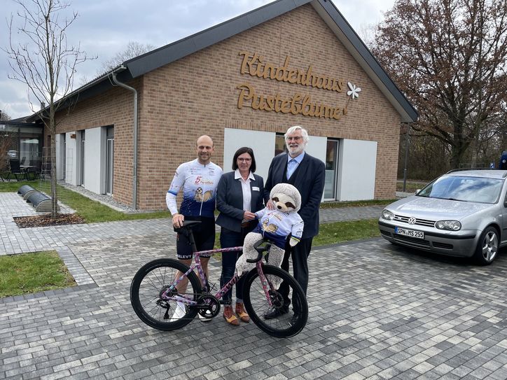 Gemeinsam für das Kinderhaus »Pusteblume«: Radsportler Maximilian Levy, Kinderhausleiterin Daniela Konzack und Martin Hamburger aus dem Vorstand der Bethe-Stiftung.