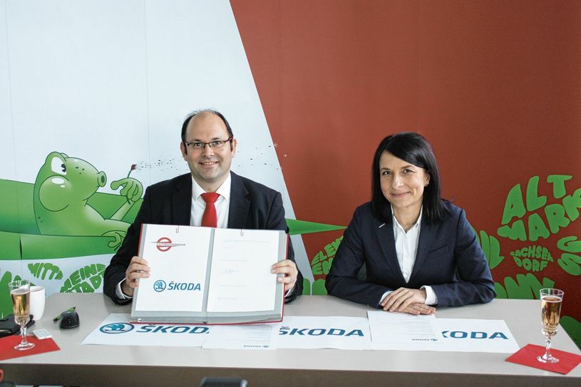 Ralf Thalmann, Geschäftsführer Cottbusverkehr und Prokuristin Cindy Janke beim erfolgreichen Abschluss im Rahmen einer Videokonferenz mit dem Vorstand der SKODA Transportation Gruppe. Foto: Cottbusverkehr GmbH