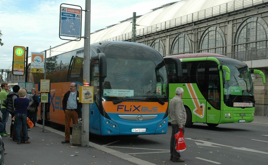 Wenn Fernreisebusse hinter dem Hauptbahnhof Dresden auf der Bayrischen Straße ankommen und abfahren, kann es schon mal zu chaotischen Zuständen kommen. Foto: Pönisch