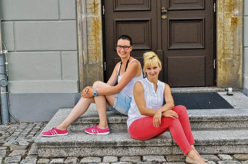 Zwei Regentinnen unter sich: Drei Jahre lang war Anja Stephan (rechts) die Kamenzer Blütenkönigin. Zur Eröffnung des Forstfestes gibt sie das Zepter nun an Julia Petzold weiter. Foto: pm