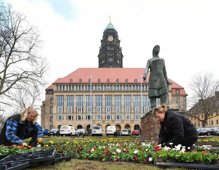 Ab 18. März werden die Beete der Stadt wieder frühlingsfit gemacht. Los gehts u.a. auf der Fläche rund um das Denkmal Trümmerfrau. Foto: Archiv/Wolf