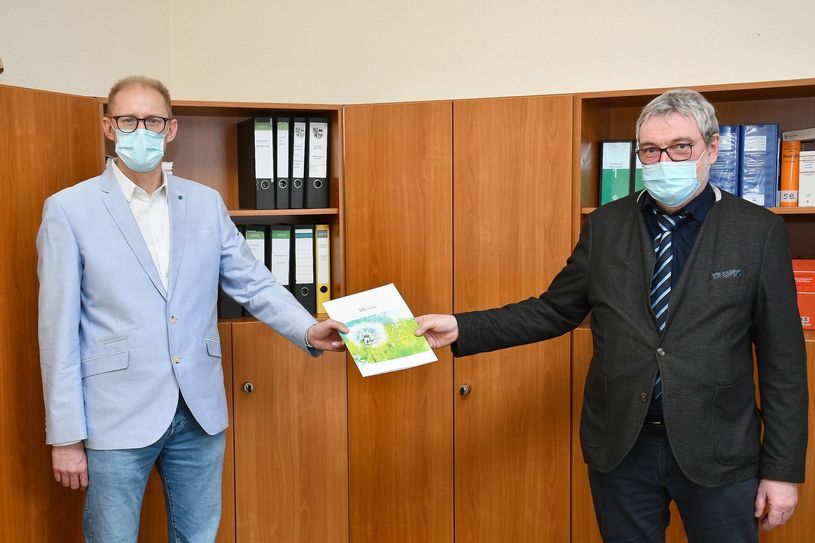 Marco Hanke (li.) erhält aus den Händen vom Dezernenten für Recht, Ordnung und Landwirtschaft, Dirk Gebhard (re.), das Schreiben, mit dem ihm vom 1. April an die Aufgaben als Ordnungsamtsleiter übertragen werden. Foto: Pressestelle Kreisverwaltung