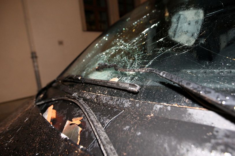 Auf der Dohnaischen Straße beschädigten herabfallende Ziegel ein Auto.
