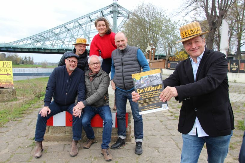 Sänger René Pape und Schauspieler Tom Pauls (li. und mi. vorn) unterstützen den Elbhangfest Verein und die Spendenaktion bei 99 Funken. Foto: Pönisch