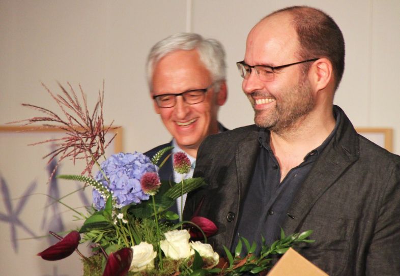 Dr. Karl Heinz Tebel bedankt sich bei Klaus Lomnitzer (vorn) für die Ausstellung. Foto: J. Weser