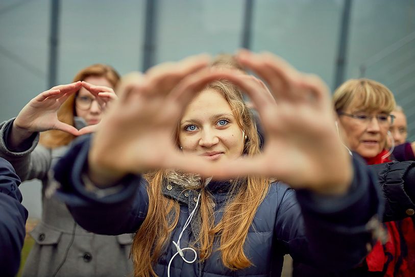 Das Theater der 10000 ist die bisher größte Live-Performance im öffentlichen Raum. Jeweils 100 Menschen an 100 Orten in Deutschland sind Teil eines Stücks. Die Regieanweisungen gibt’s per Smartphone aufs Ohr. Foto: Unicef