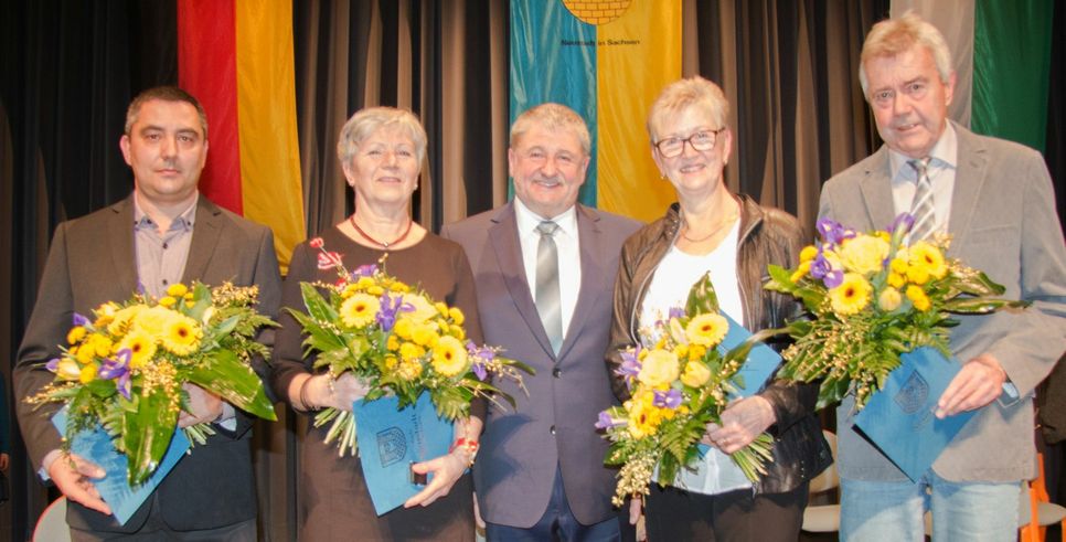 Bürgermeister Peter Mühle (Mi.) mit den Preisträgern v. li.: René Teich, Magdalena  Renner-Hirt, Inge Schröder und  Wolfgang Schultze. Foto: SV