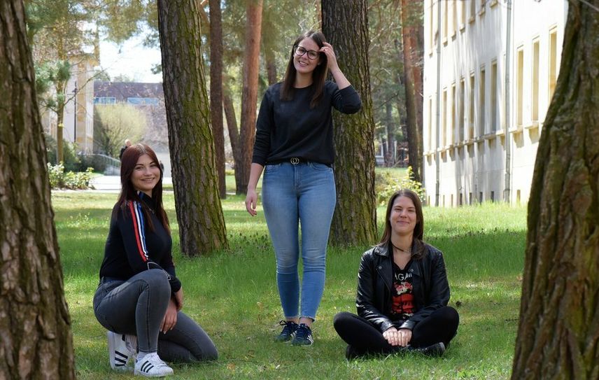 Isabell-Kristin Dittrich (li.), Laura Buder (Mitte) und Adrienne Kelm (re.) vom Nachhife-Team am BTU-Campus Cottbus-Sachsendorf. Foto: Ralf Schuster