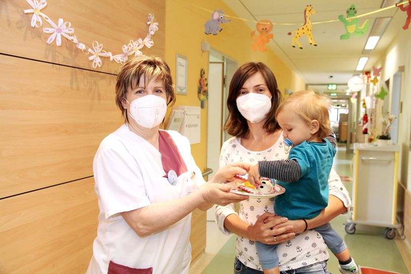 Janne, auf dem Arm von Mama Silke, geht es auch schon wieder besser. Er kann nun bald entlassen werden. Foto: pm