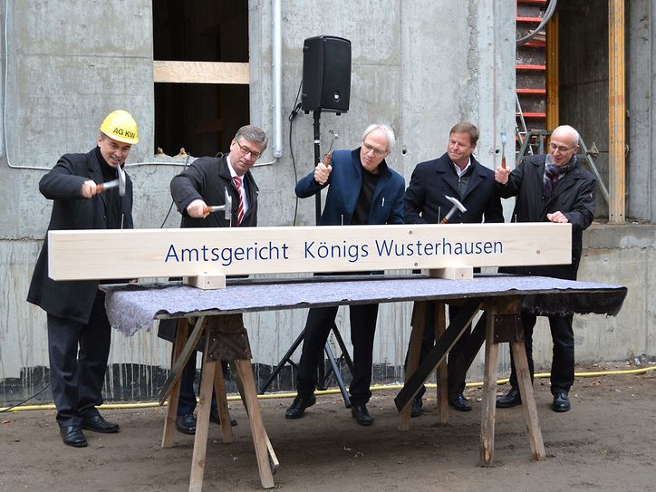 Richtfest für den Erweiterungsbau am Amtsgericht Königs Wusterhausen mit dem symbolischen Einschlagen der Nägel. Foto: ©MdF/BLB/U.Rehberg