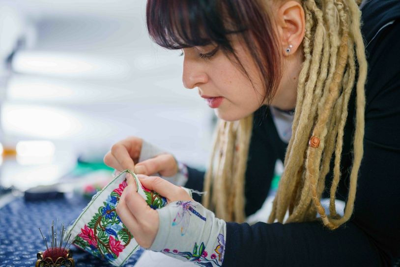 Sarah Gwiszcz bei der Arbeit in ihrem Lübbenauer Laden-Atelier. Foto: Wurlawy