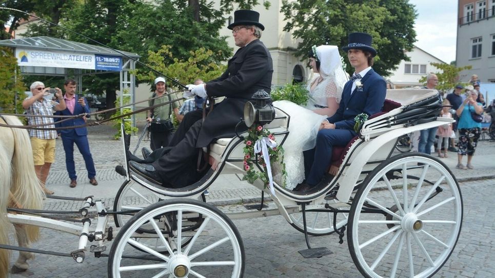 Die Hochzeitskutsche tourt nach der kirchlichen Trauung durch die Spreewaldstadt. Foto Wurlawy