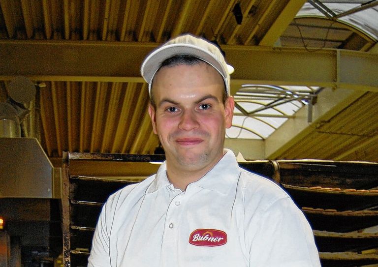 Bäckermeister Patrick Donat, einer der Experten der Bäckerei Bubner in Sachen Weihnachtstollen...