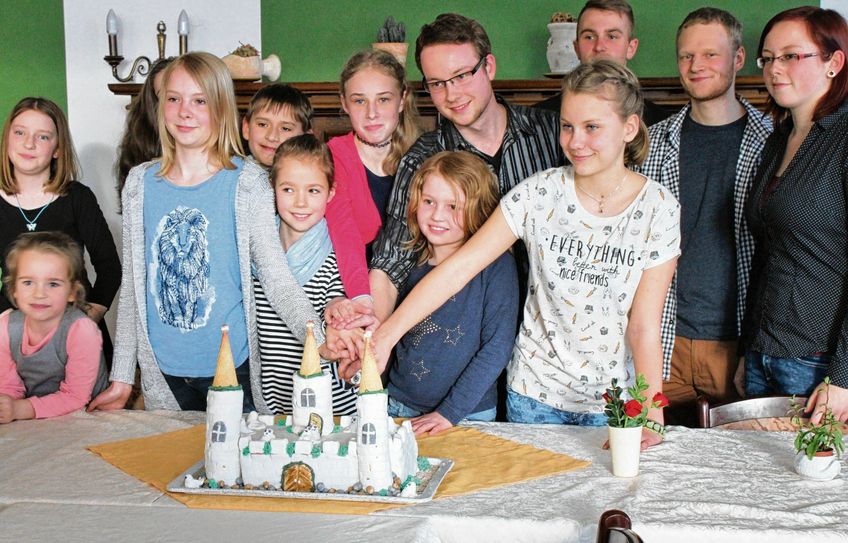 Im April diesen Jahres konnten gleich mehrere Generationen Theaterkinder die Jubiläumstorte anschneiden. Gründungsdatum des Ensembles war übrigens der 26. Januar 2006. Foto: Archiv/Weser