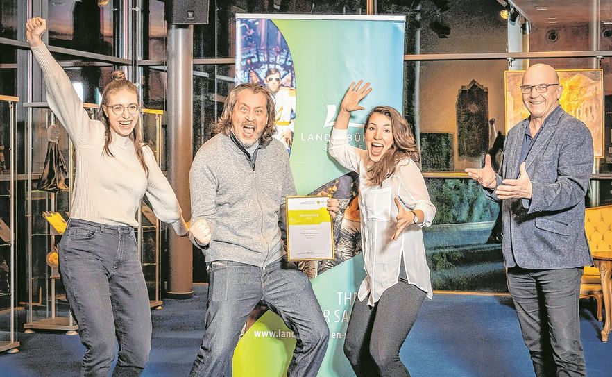 Jubel bei den Landesbühnen Sachsen (Lea Schmidt, Alexander Wulke, Franziska Till und Manuel Schöbel, v.l.) über diesen Erfolg.