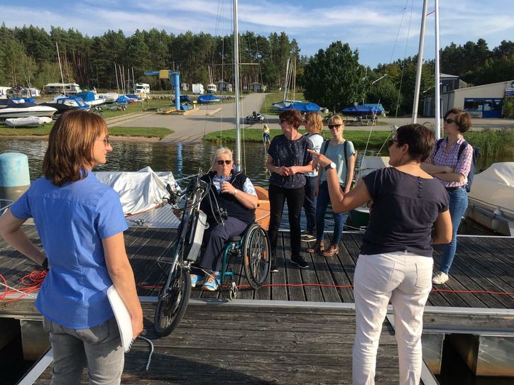 Ein Besuch der Marina im Hafencamp Senftenberger See gehörte zum Erfahrungsaustausch »Barrierefreies Reisen« der Reiseregionen dazu. Foto: Tourismusverband Lausitzer Seenland e.V.