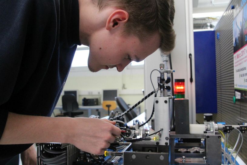 Tim Ulke ist mit seiner Mechatroniker-Ausbildung bei KBA so gut wie fertig. Zu „Radebeul jobbt“ werden Auszubildende des Werks berichten, was einen dort erwartet.  Foto: Schramm