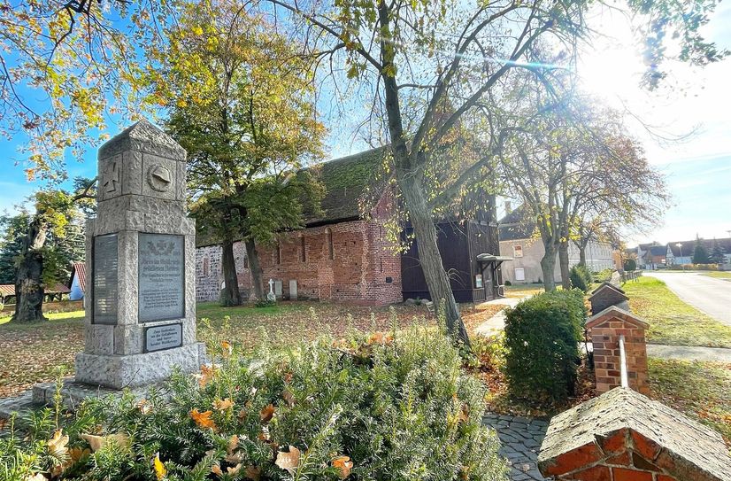 Denkmal und Sankt Pankratius-Kirche in Steinkirchen.