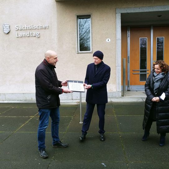 Torsten Küllig (li) übergab die 8.001 Unterschriften an Matthias Rößler, Präsident des Sächsischen Landtages.                                                                                  Foto: privat