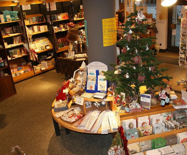 Viele besondere Einzelstücke begeistern die Meißner beim Geschenkekauf.  »Shakespeares Enkel« machen ihre Präsentation möglich. Foto: Farrar
