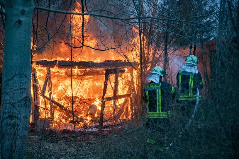 Handelt es sich bei den zahlreichen Bränden um Brandstiftung? Die Polizei ermittelt in alle Richtungen.