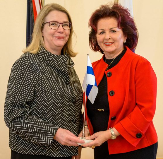 Hier mit Botschafterin Anne Sipiläinen. Fotos: Michael Schmidt