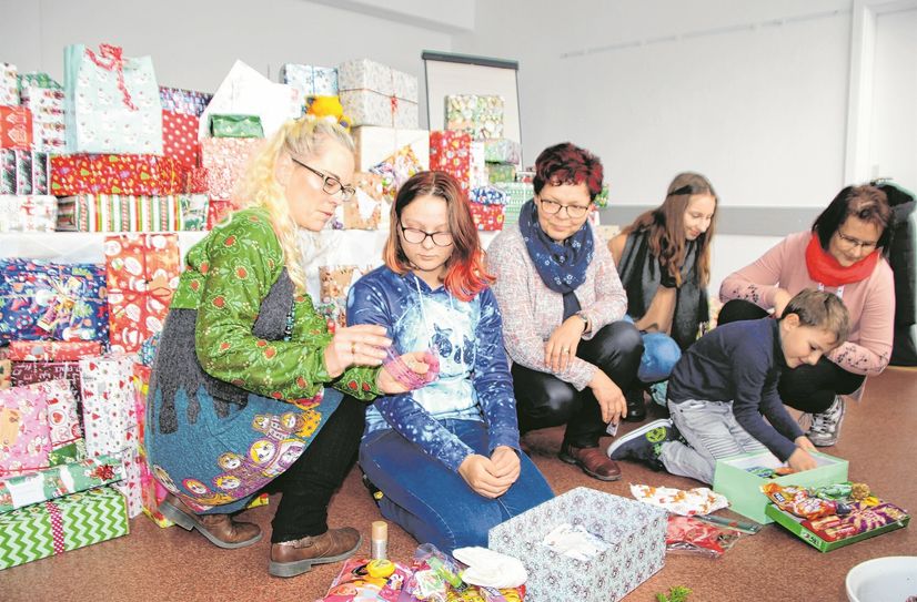 Finnia-Marie(13) und Max (6) durften symbolisch bereits bei der Übergabe der Weihnachtspäckchen bei der Familienhilfe der Volkssolidarität ihr Präsent öffnen. Neugierde und Spannung aber auch Begeisterung und Dankbarkeit stand den Kindern ins Gesicht geschrieben.