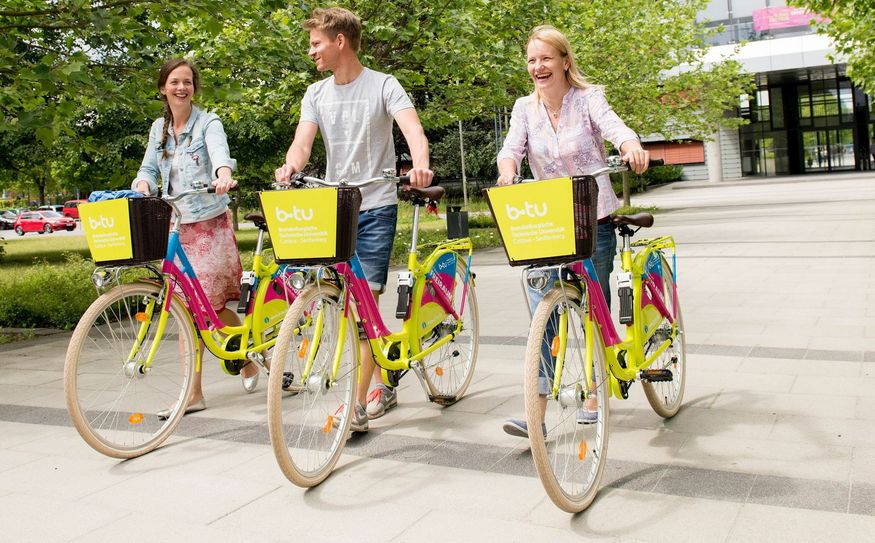 Diese drei Holland-Fahrräder mit Korb am Lenker in hellgrün, strahlendem pink und hellblau sind speziell für das Studierendenmarketing von der BTU designt und angekauft worden. Foto: BTU